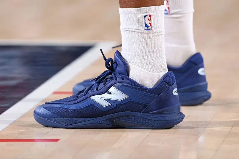 乐鱼体育-伦纳德穿着Kawhi5，得到20分8篮板3助攻1抢断