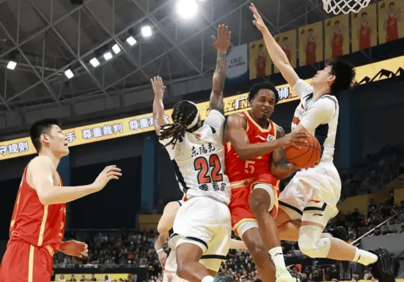 乐鱼体育APP-小巴里-布朗全场21中7，三分8中2得到21分3篮板3助攻2抢断